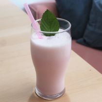 Коктейль молочный Клубничный - купить с доставкой на дом в СберМаркет