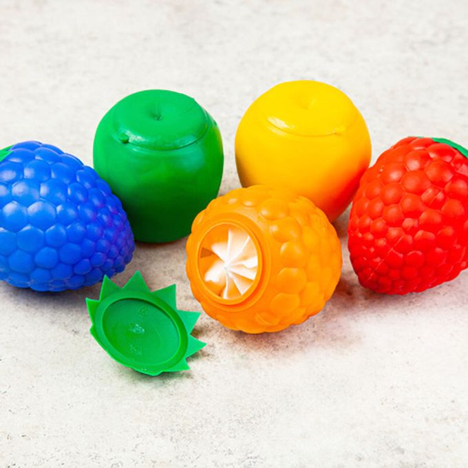 Мороженое в пластмассовых фруктах. Мороженое в упаковке фруктов. Мороженое в форме клубники. Упаковка мороженого. Дизайн упаковки мороженого.