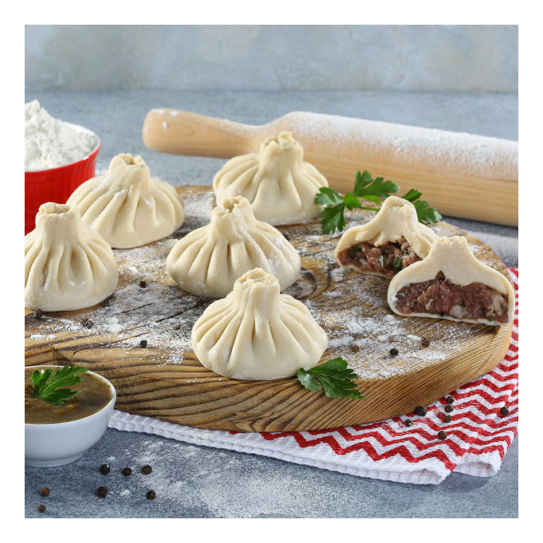 Хинкали кафе хинкальная. Осетинские хинкали. Хинкали. Хинкали мяснов. 1 кг хинкали в мяснов это сколько штук.