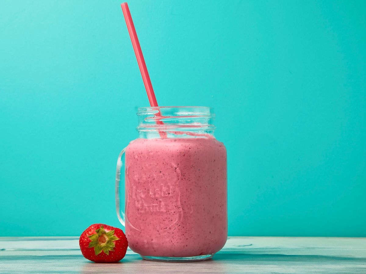 Украшения смузи. Смузи черника ягодное. Коктейли для перекуса. Смородиновый смузи. Смузи супер перекус с чиа.