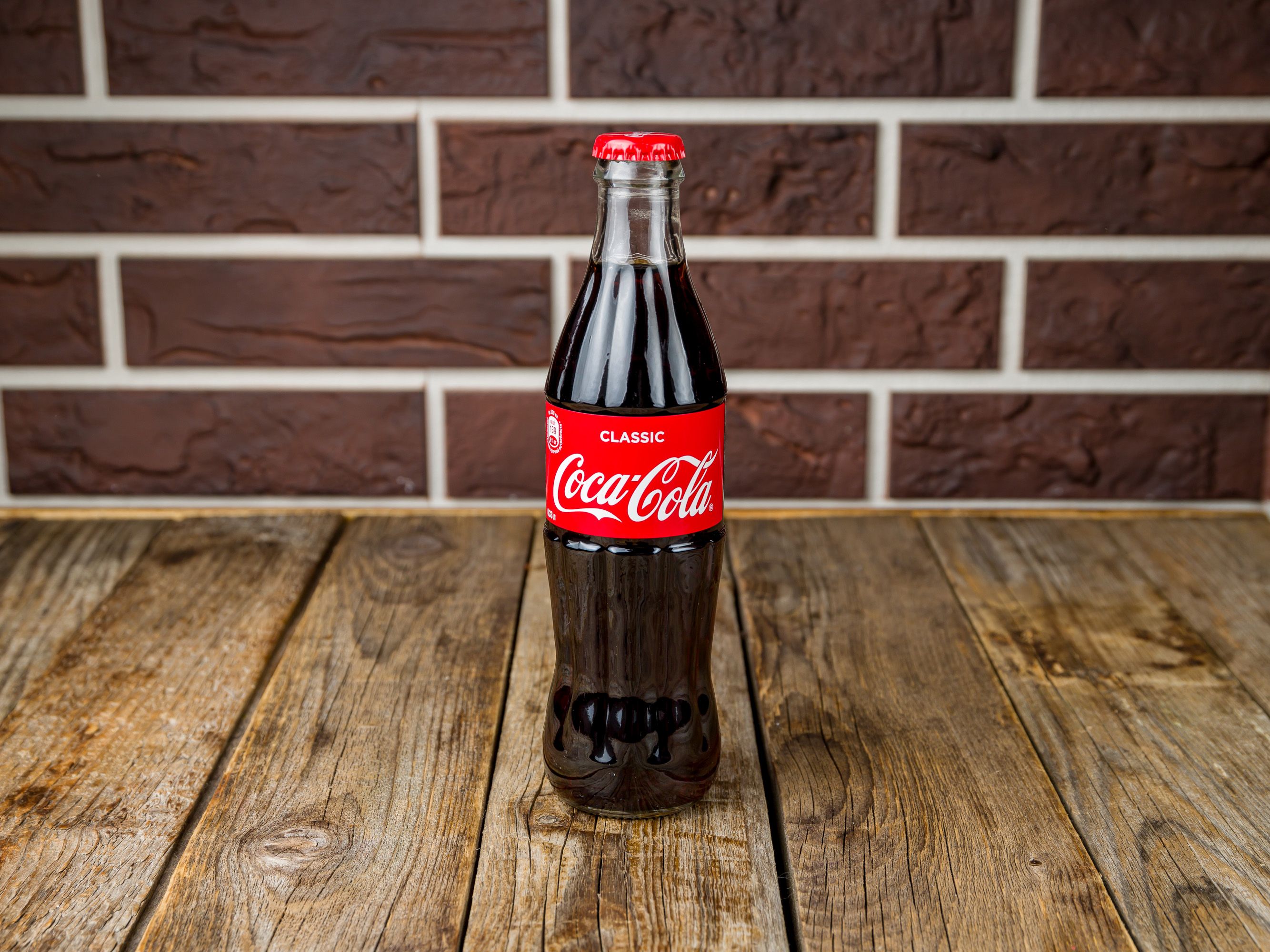 Газированный напиток Coca-Cola в стеклянной бутылке - купить с ...
