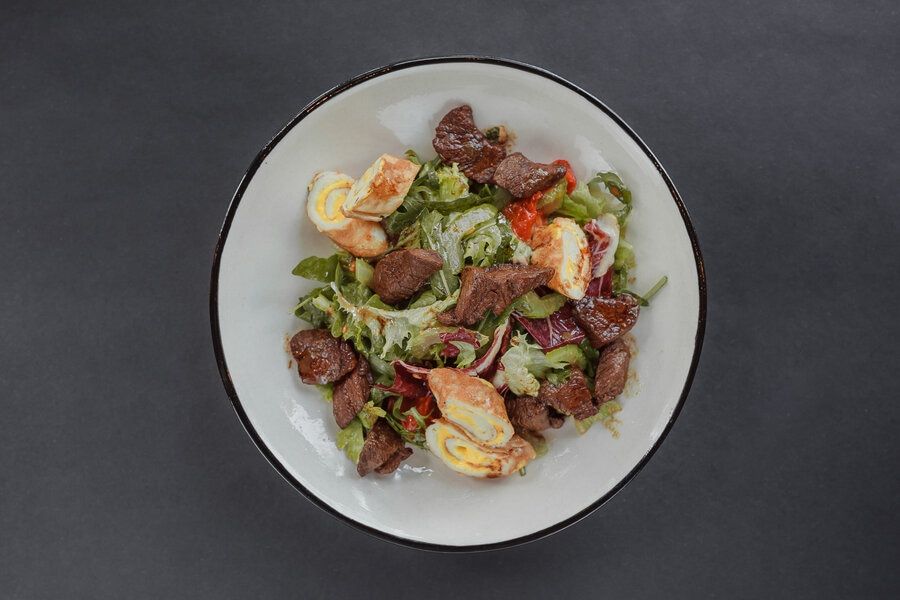 Рецепт - Салат с говядиной,омлетом и помидорами 