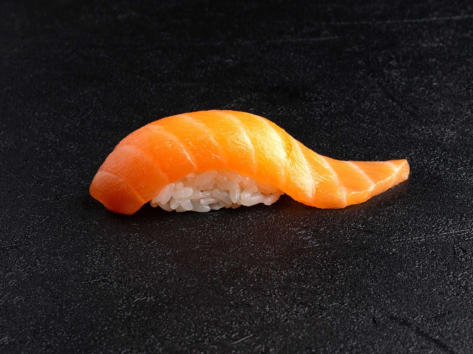 Вок с соусом унаги. Унадзю с угрем. Угорь копченый с рисом. Рис с колбасой. Копченый рис.