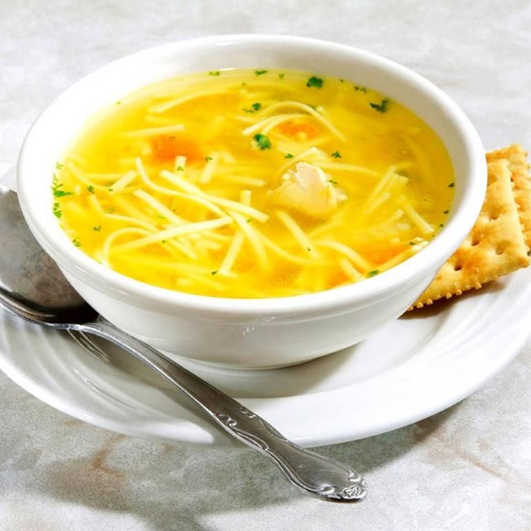 Суп лапша с мясом и картошкой. Суп куриный вермишелевый. Куриный суп с вермишелью. Куриный суп с лапшой. Куриный бульон с домашней лапшой.