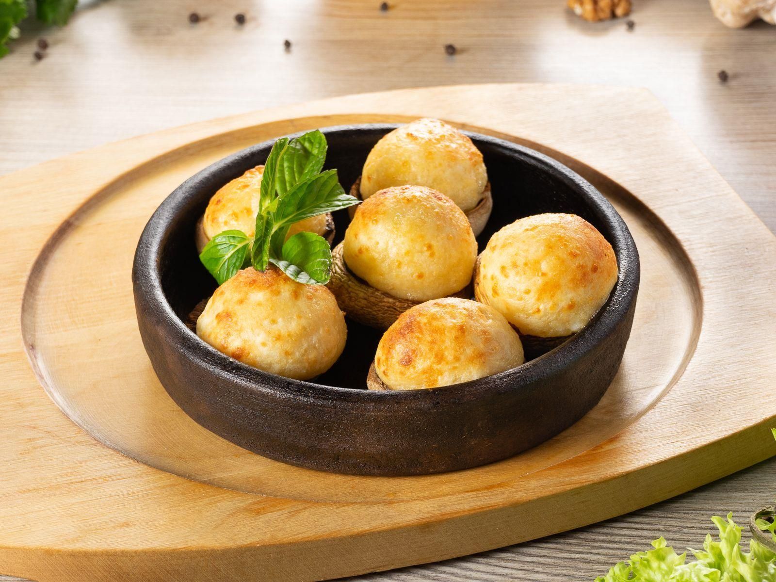 Грибы на кеци. Запеченный сулугуни с яйцом. Шампиньоны с сулугуни в духовке. В чем подают шампиньоны запеченные в сметане в ресторане. Шампиньоны с сулугуни в духовке.