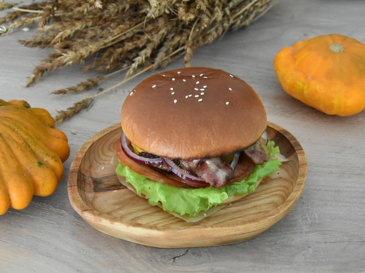 Бургер с Беконом и халапеньо - купить с доставкой на дом в СберМаркет