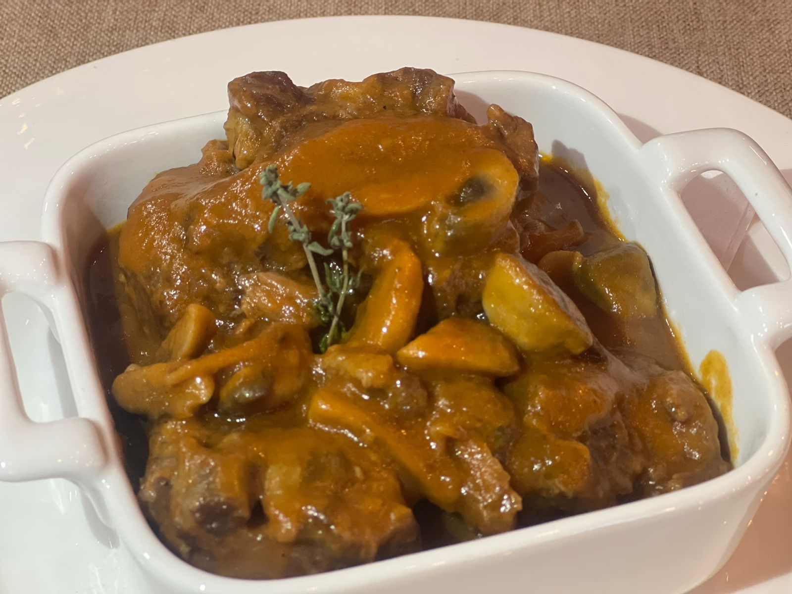 Бычьи хвосты по-римски - купить с доставкой на дом в СберМаркет